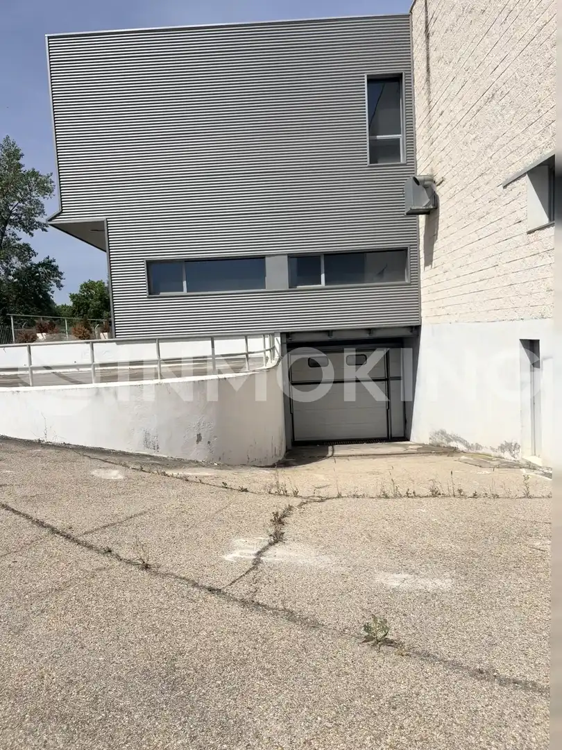 Parkplatz von Fabrikhallen zum Verkauf in Tres Cantos mit Heizung