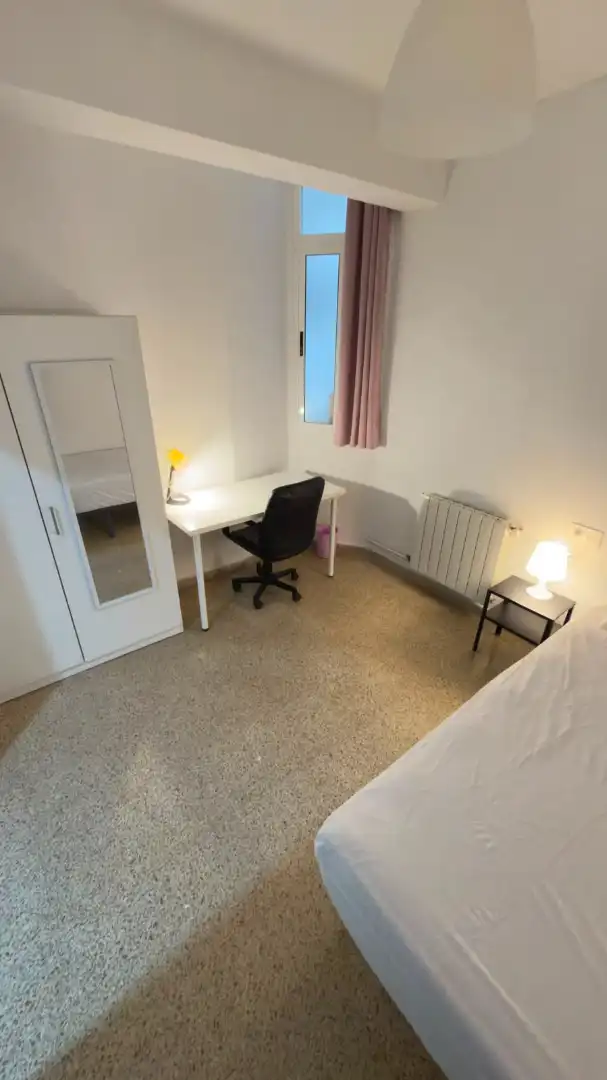 Habitación de Piso de alquiler en Granada con Aire acondicionado, Amueblado y Lavadora