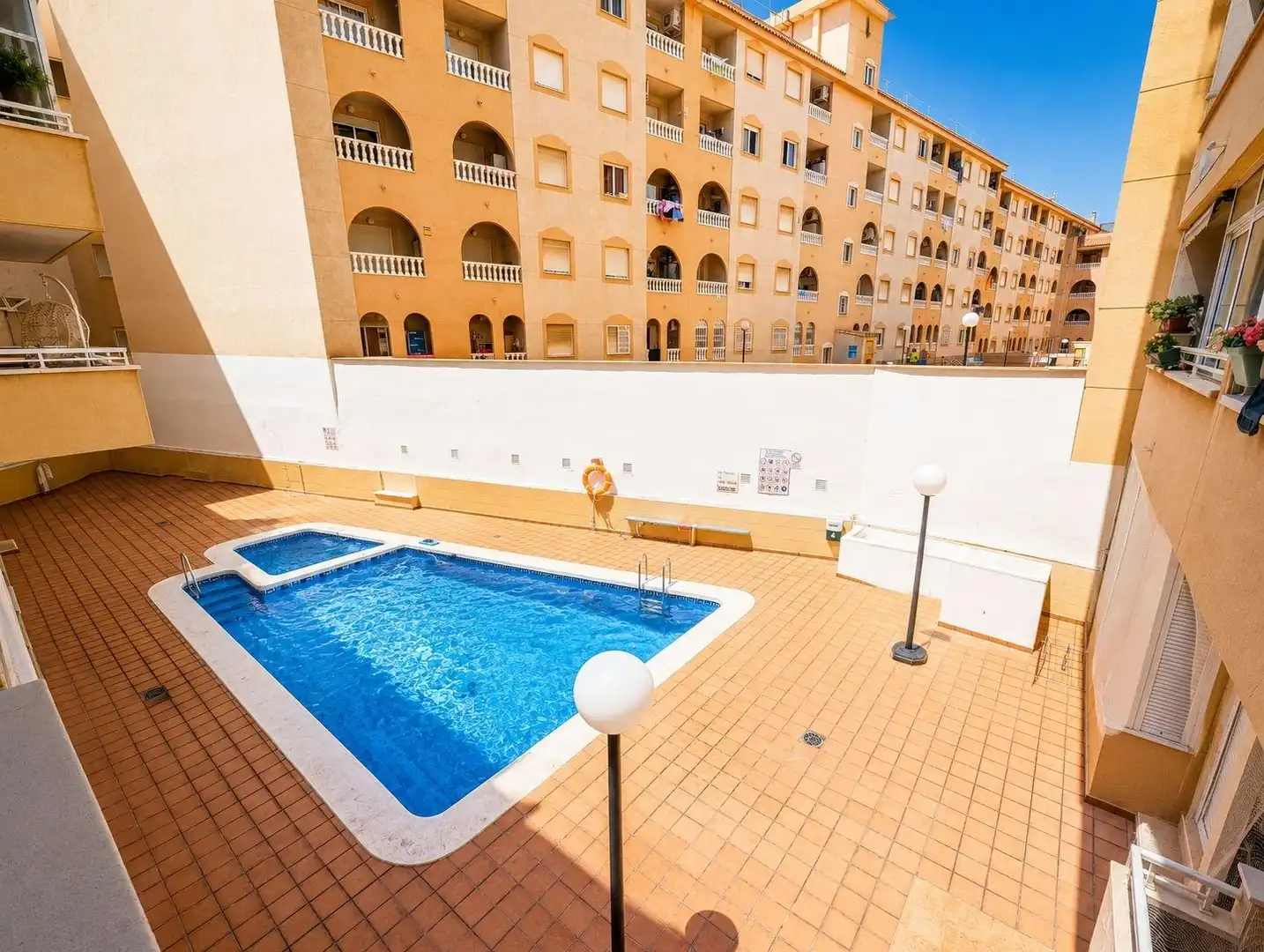 Piscina de Planta baixa en venda en Torrevieja amb Aire condicionat, Calefacció i Terrassa