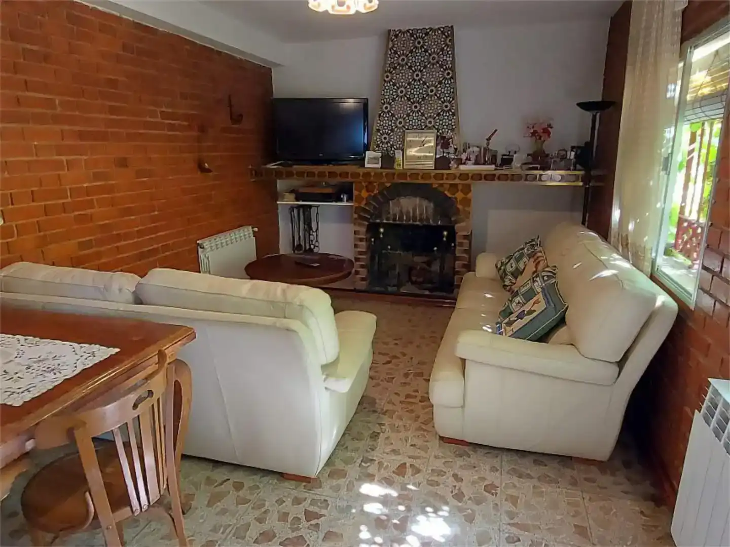 Sala d'estar de Casa adosada en venda en Sepúlveda amb Jardí privat, Traster i Moblat