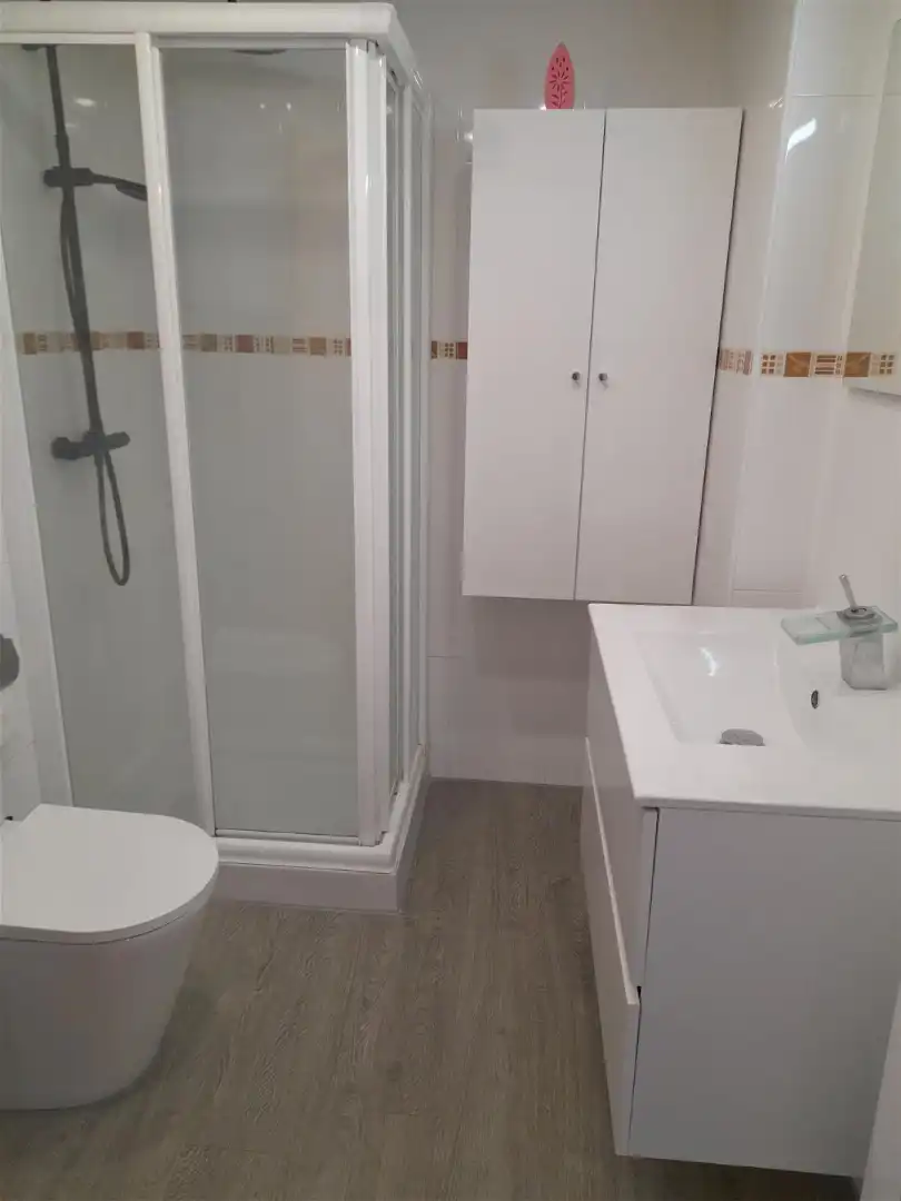 Baño de Apartamento en venta en L'Estartit con Aire acondicionado, Calefacción y Jardín privado