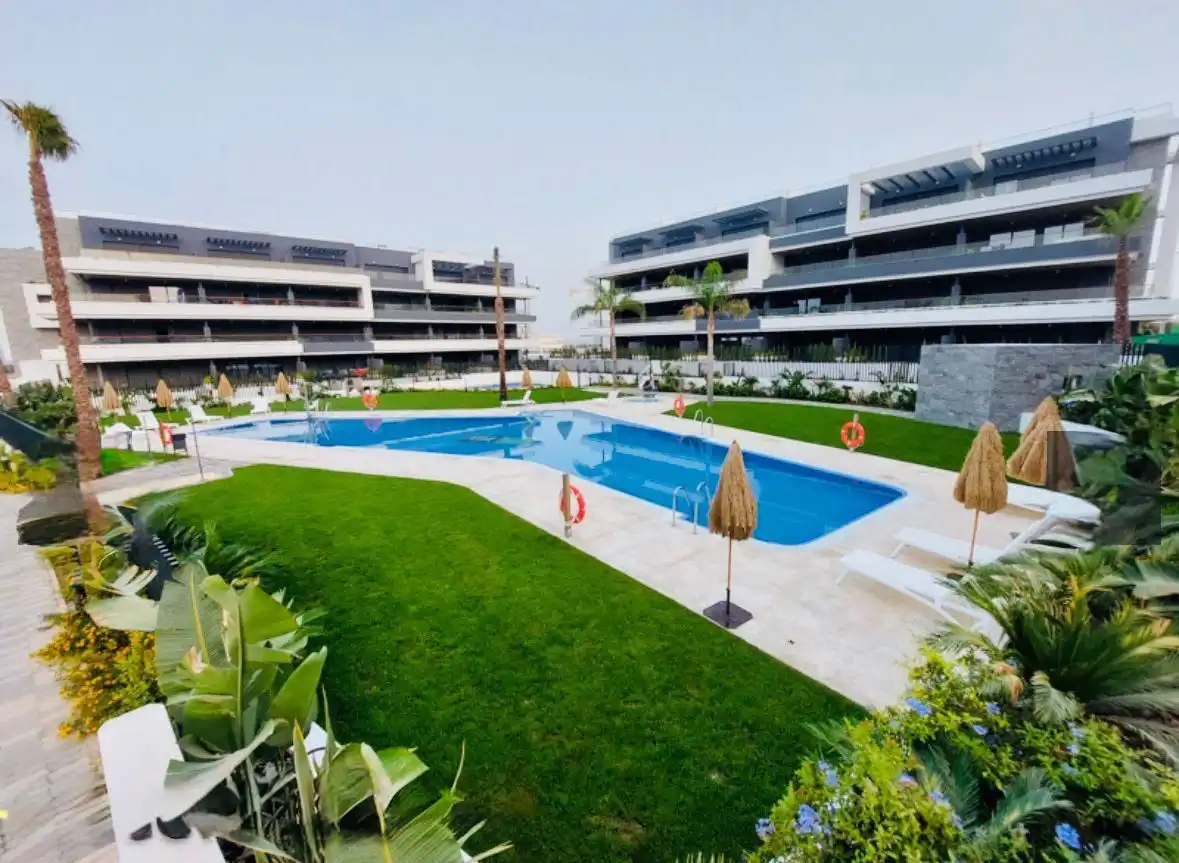 Piscina de Ático de alquiler en Torrevieja con Aire acondicionado, Calefacción y Terraza