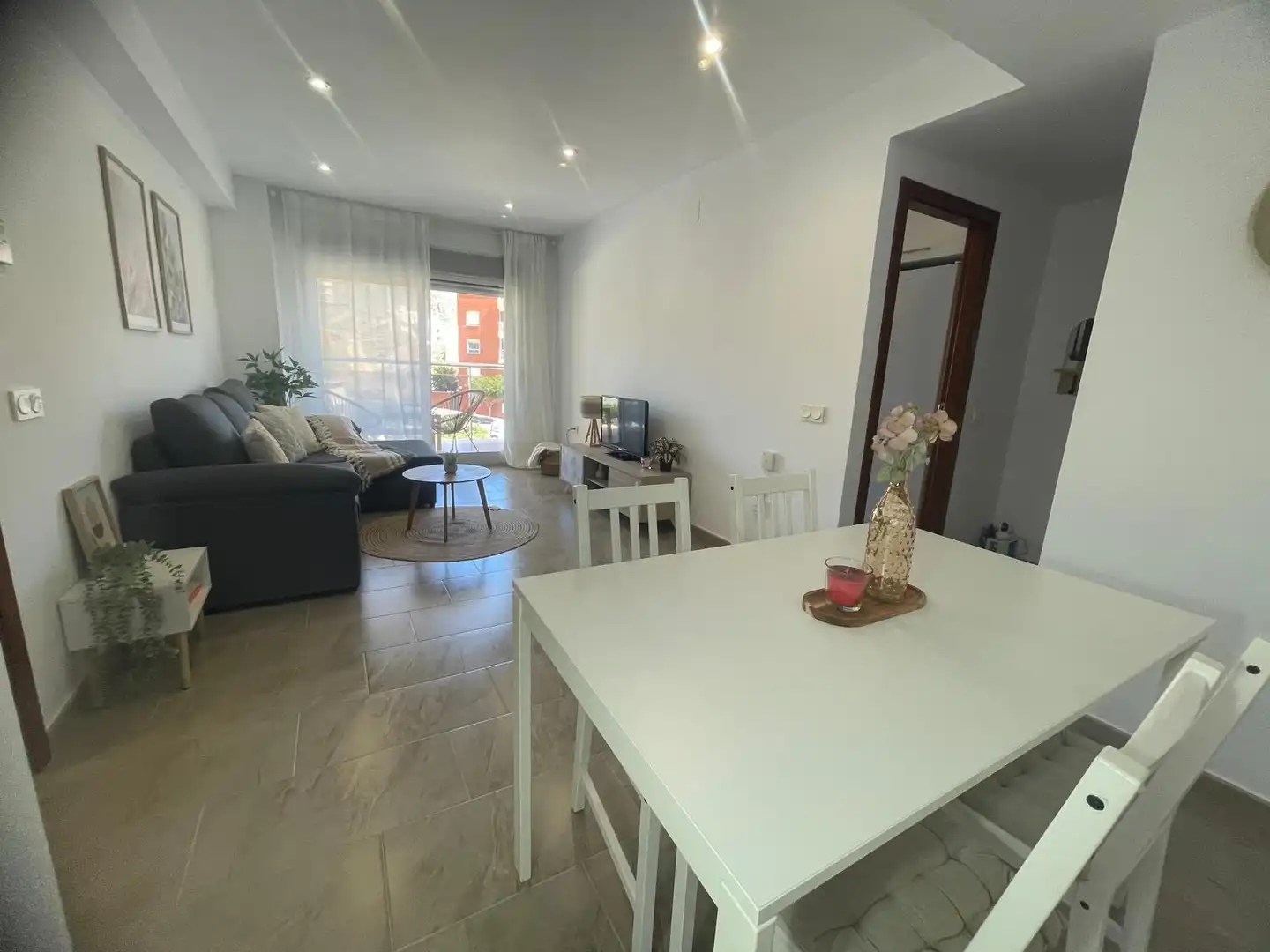 Sala d'estar de Pis en venda en Roquetas de Mar amb Aire condicionat, Terrassa i Moblat