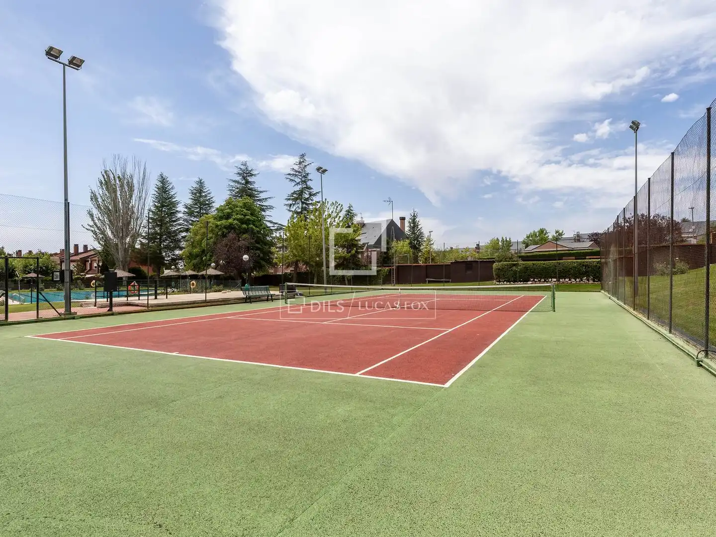 Vista exterior de Casa o xalet en venda en Majadahonda amb Aire condicionat, Jardí privat i Terrassa