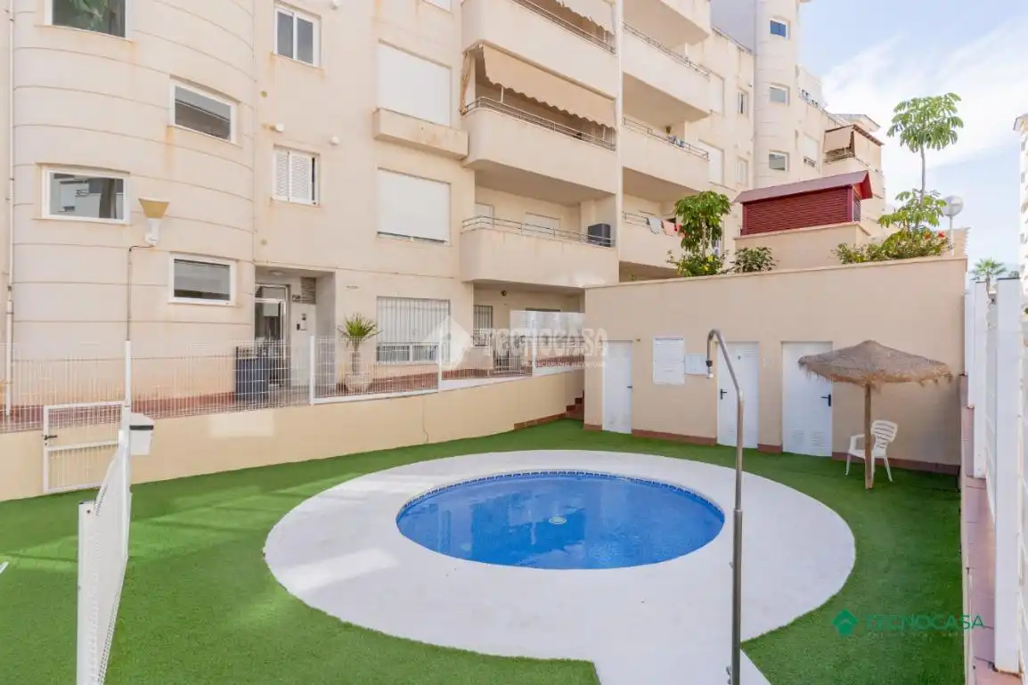 Piscina de Pis en venda en Roquetas de Mar amb Aire condicionat i Terrassa