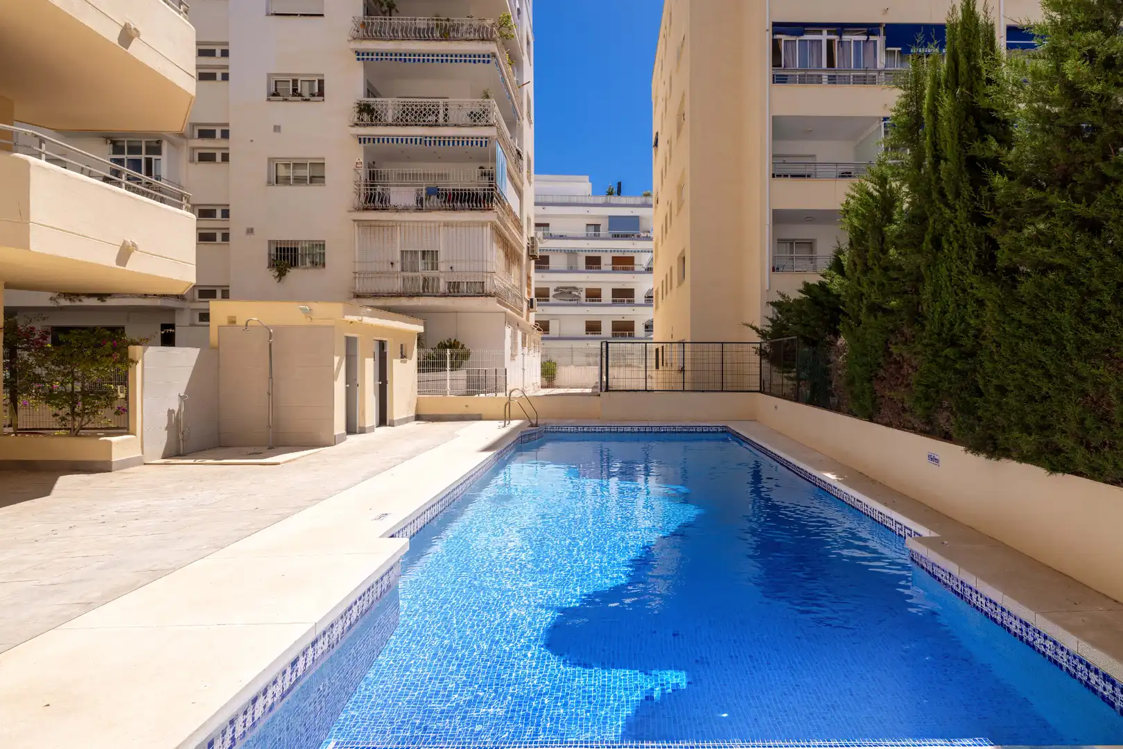 Schwimmbecken von Wohnung zum Verkauf in Marbella mit Klimaanlage und Gemeinschaftspool