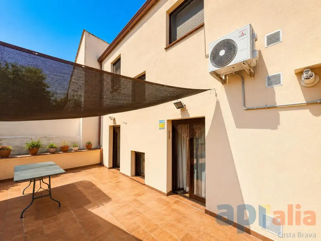 Terrasse von Einfamilien-Reihenhaus zum Verkauf in Palamós mit Klimaanlage, Heizung und Terrasse