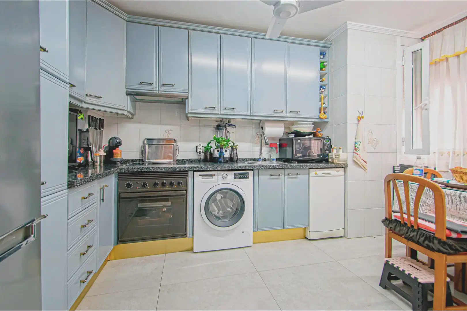 Kitchen of Flat for sale in  Sevilla Capital  with Air Conditioner and Balcony