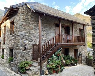 Vista exterior de Casa o xalet en venda en Ponferrada amb Calefacció, Terrassa i Moblat