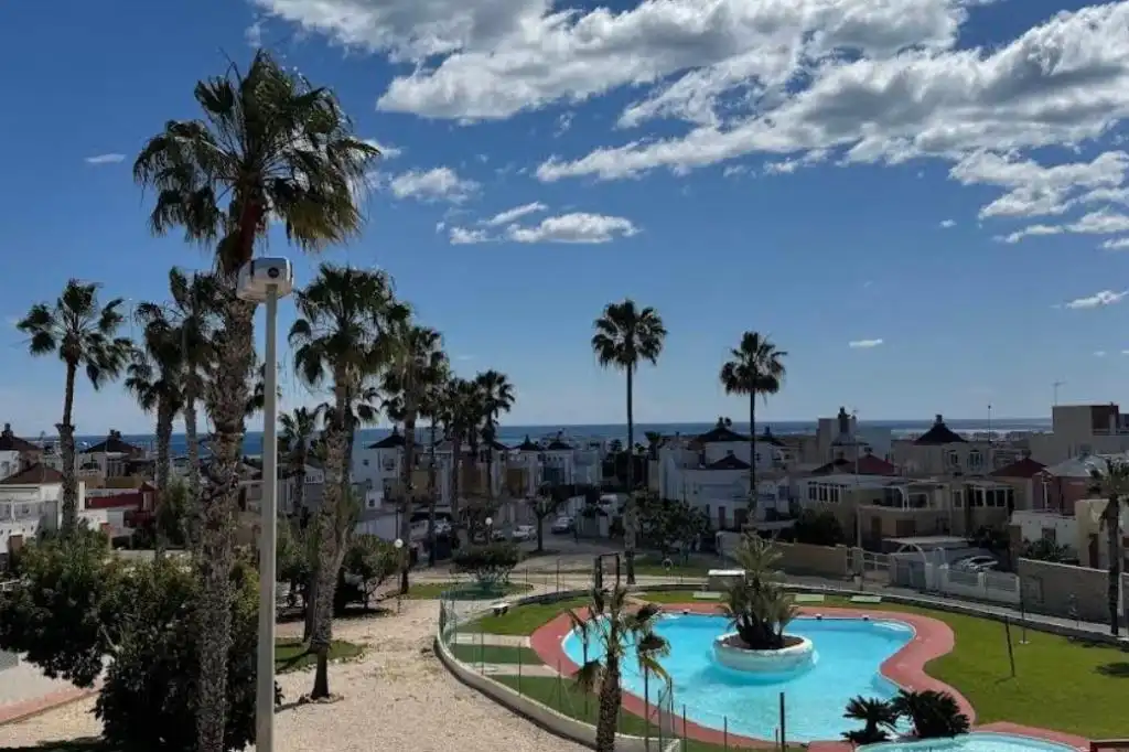 Vista exterior de Casa o xalet en venda en Orihuela amb Terrassa i Piscina comunitària