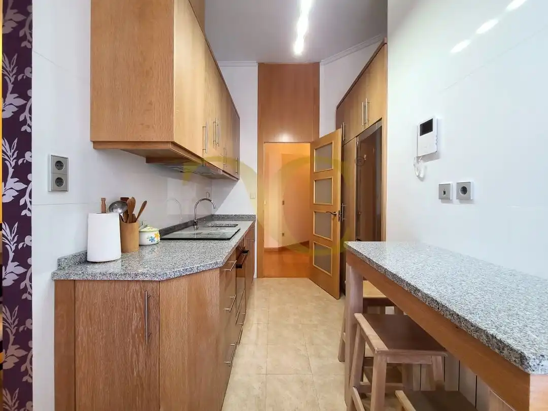 Cuina de Apartament en venda en Gijón  amb Calefacció, Moblat i Balcó