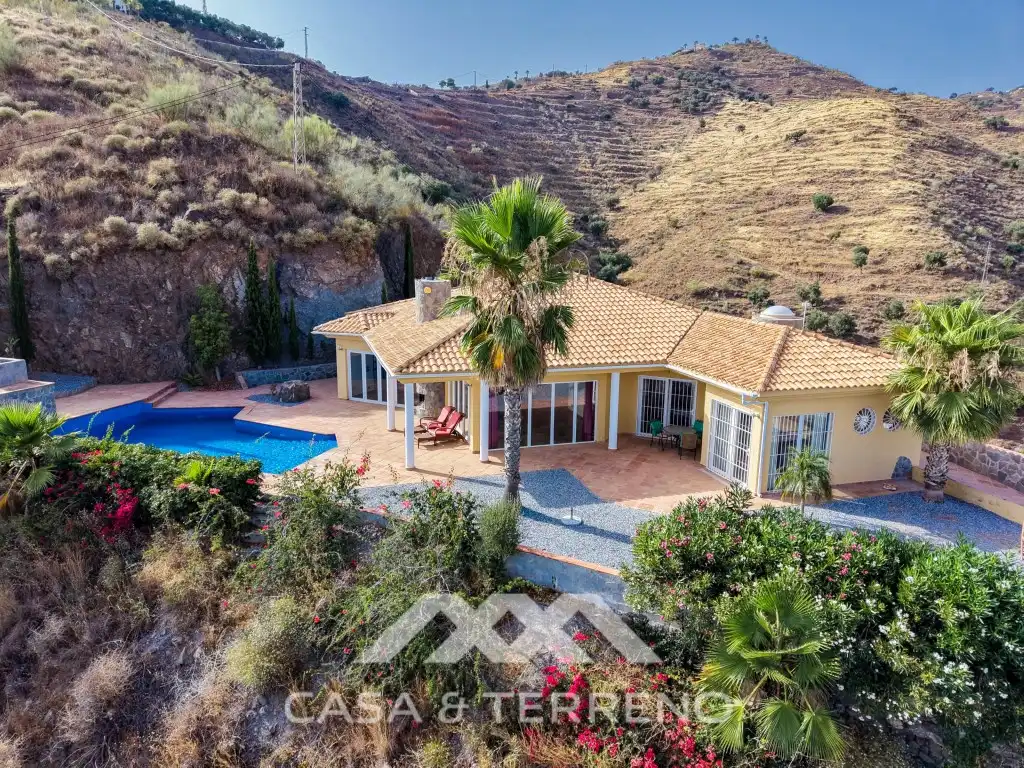Vista exterior de Casa o xalet en venda en Algarrobo amb Jardí privat, Terrassa i Piscina