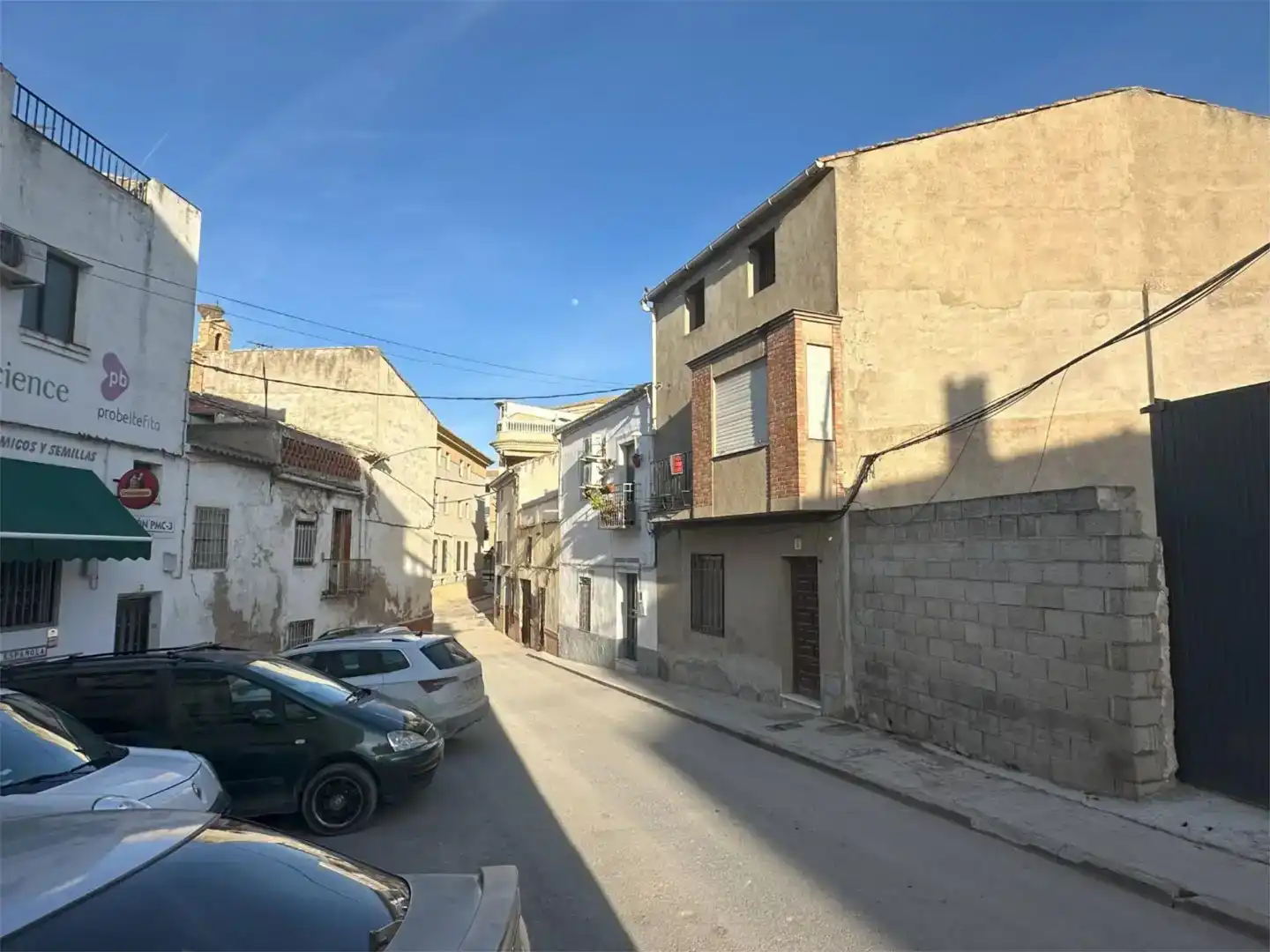 Vista exterior de Casa adosada en venda en Mengíbar amb Balcó