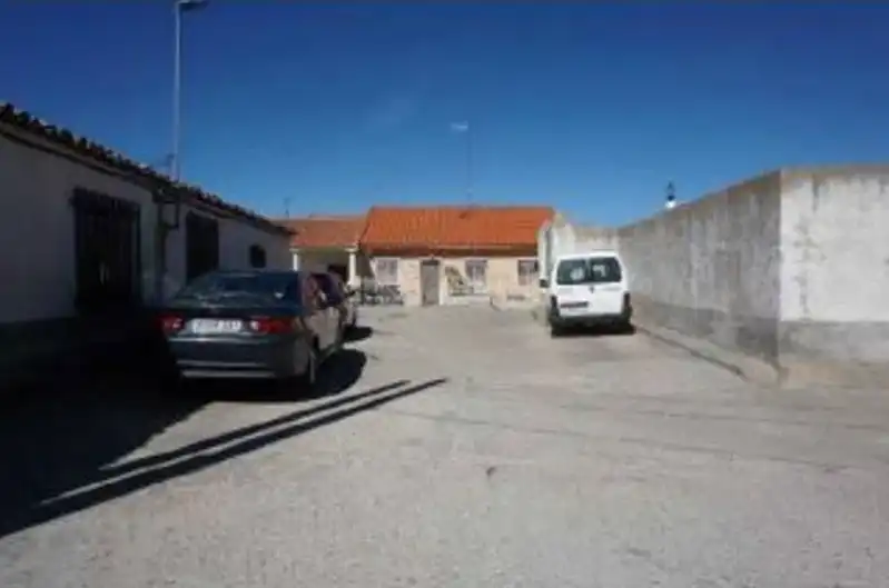 Parking of Houses for sale in Larrodrigo