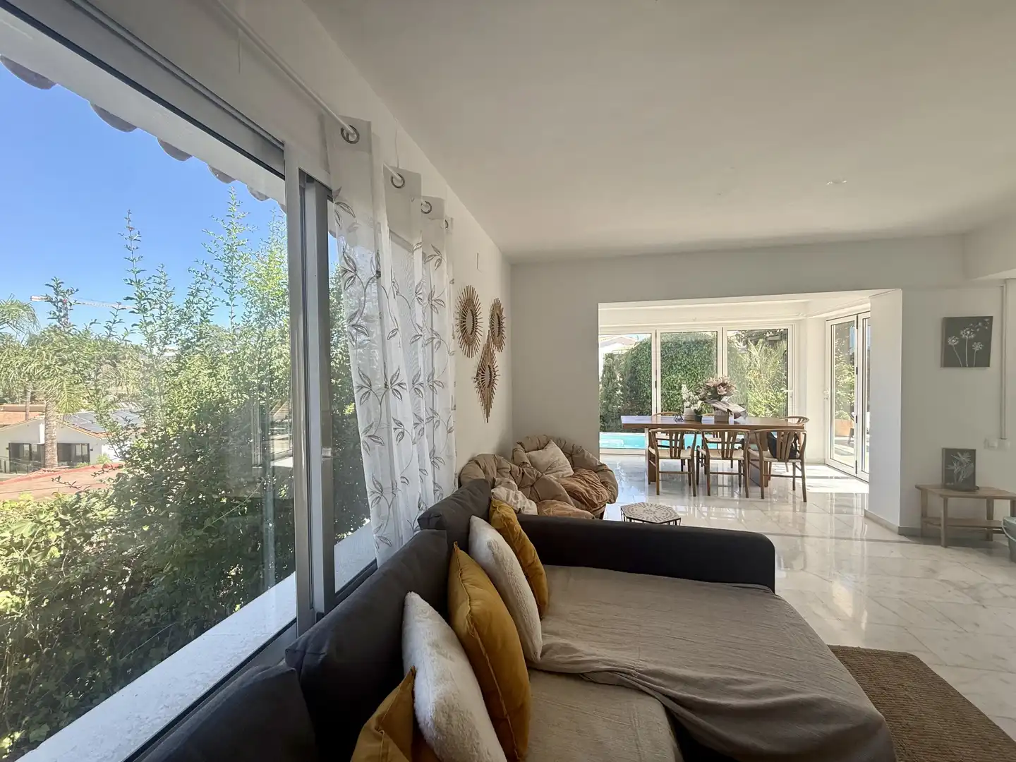 Sala de estar de Casa o chalet en venta en Marbella con Aire acondicionado, Jardín privado y Terraza