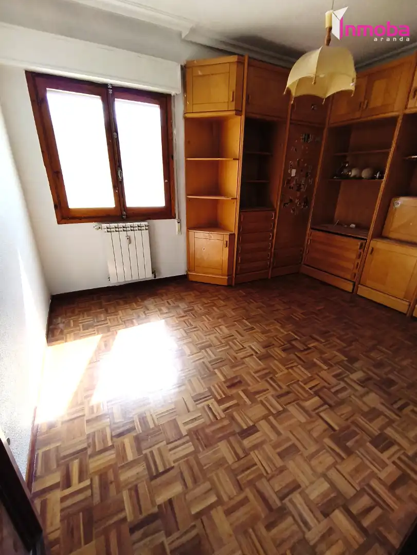 Sala de estar de Piso en venta en Aranda de Duero con Calefacción, Parquet y Terraza