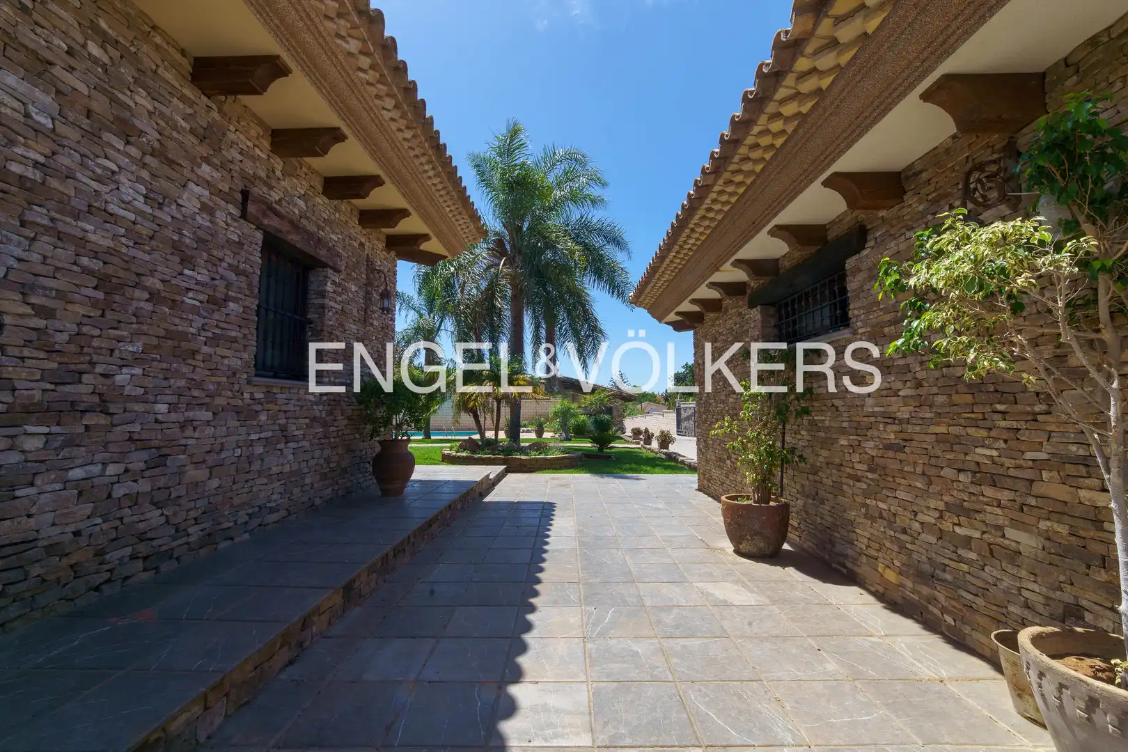 Vista exterior de Casa o xalet en venda en Chiclana de la Frontera amb Aire condicionat, Calefacció i Jardí privat