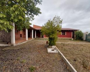 Vista exterior de Casa o xalet en venda en Trigueros del Valle amb Jardí privat, Terrassa i Traster