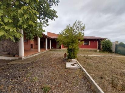 Vista exterior de Casa o xalet en venda en Trigueros del Valle amb Jardí privat, Terrassa i Traster