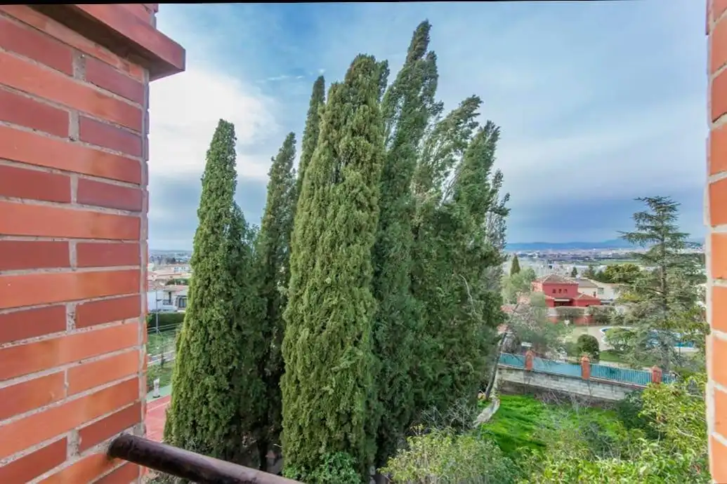 Vista exterior de Casa o xalet en venda en La Zubia amb Calefacció, Jardí privat i Terrassa