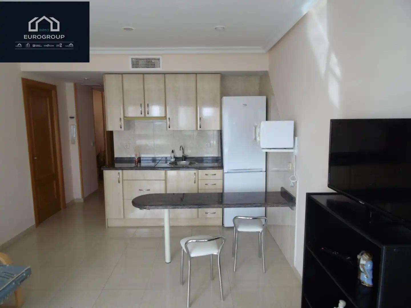 Cuina de Apartament de lloguer en Benidorm amb Jardí privat, Moblat i Piscina comunitària