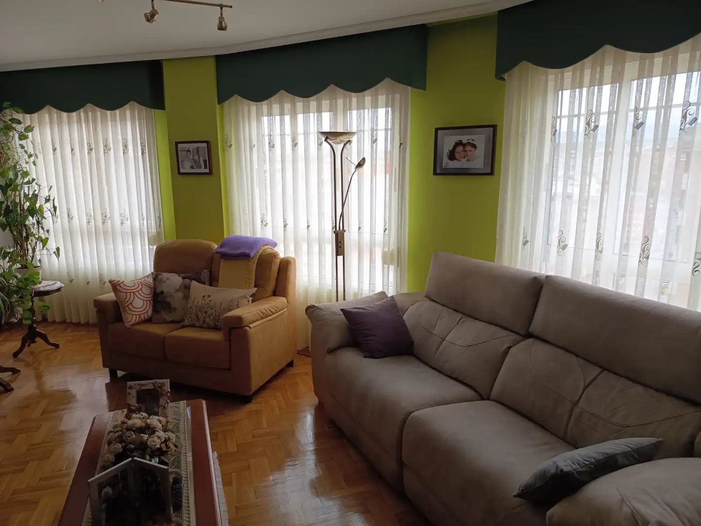 Sala de estar de Piso en venta en Avilés con Calefacción, Parquet y Trastero
