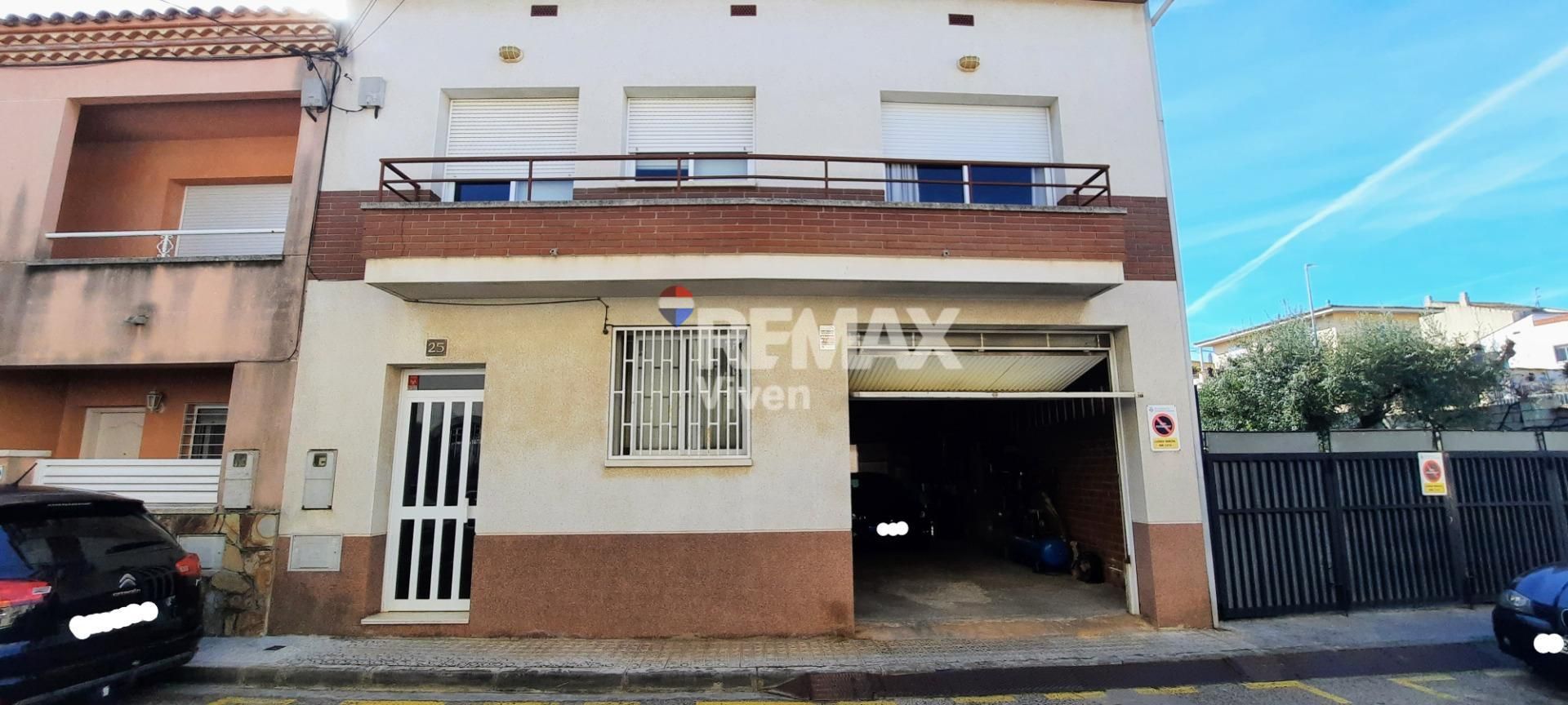 Exterior view of Single-family semi-detached for sale in Vilanova i la Geltrú  with Air Conditioner, Private garden and Terrace