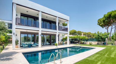EXCLUSIVA VILLA DE DISEÑO CON VISTAS AL MAR EN TREUMAL