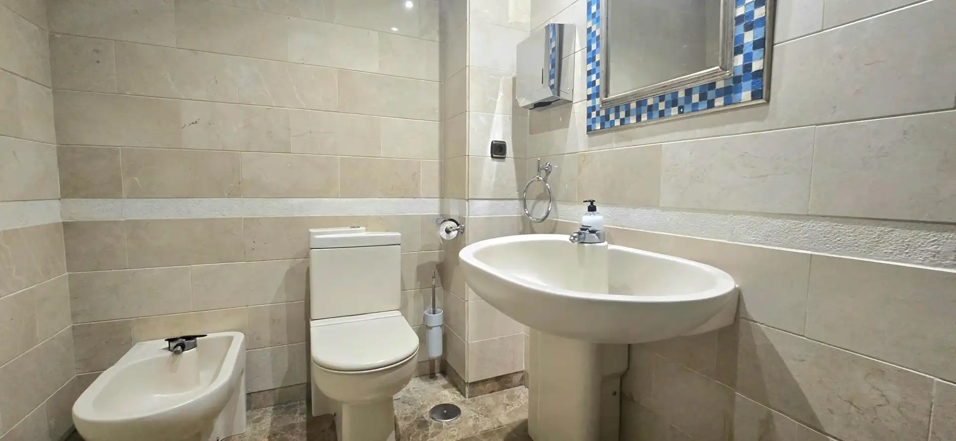 Bany de Pis de lloguer en Marbella amb Aire condicionat, Moblat i Jacuzzi