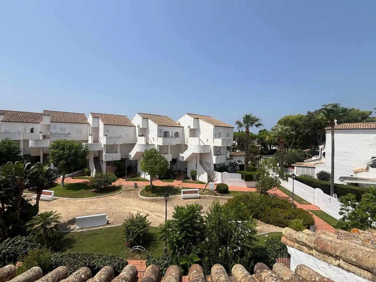 Vista exterior de Casa adosada en venda en Chiclana de la Frontera amb Jardí privat i Piscina comunitària
