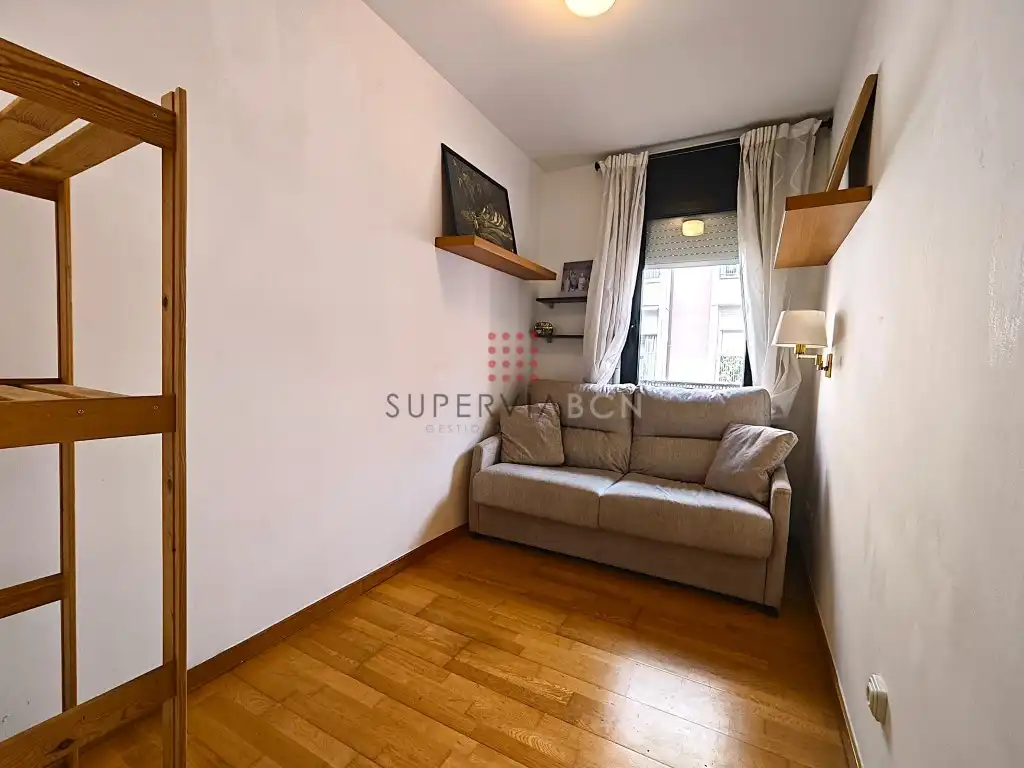 Schlafzimmer von Dachboden zum Verkauf in Barcelona mit Balkon