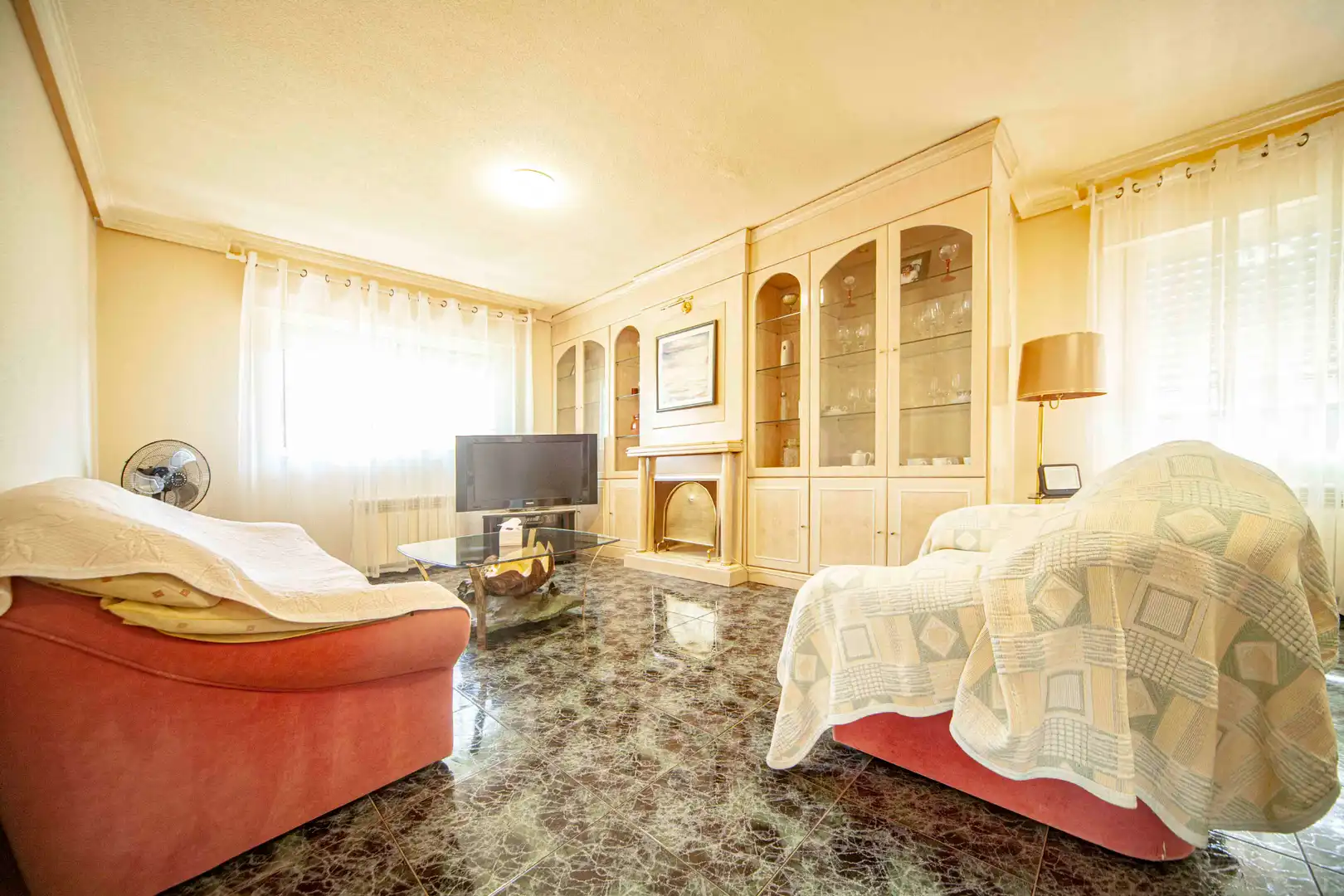 Sala d'estar de Casa o xalet en venda en Sevilla la Nueva amb Aire condicionat, Calefacció i Jardí privat