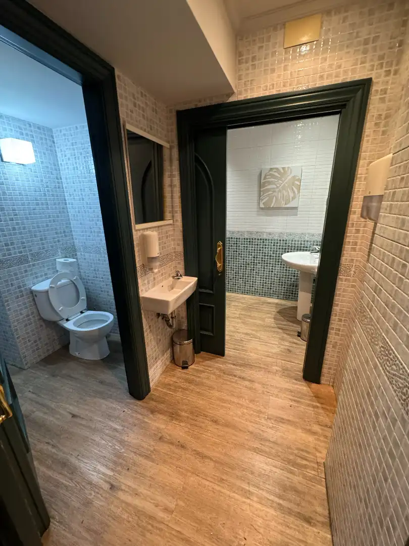 Bathroom of Commercial properties for rent in Bilbao   with Air Conditioner and Furnished