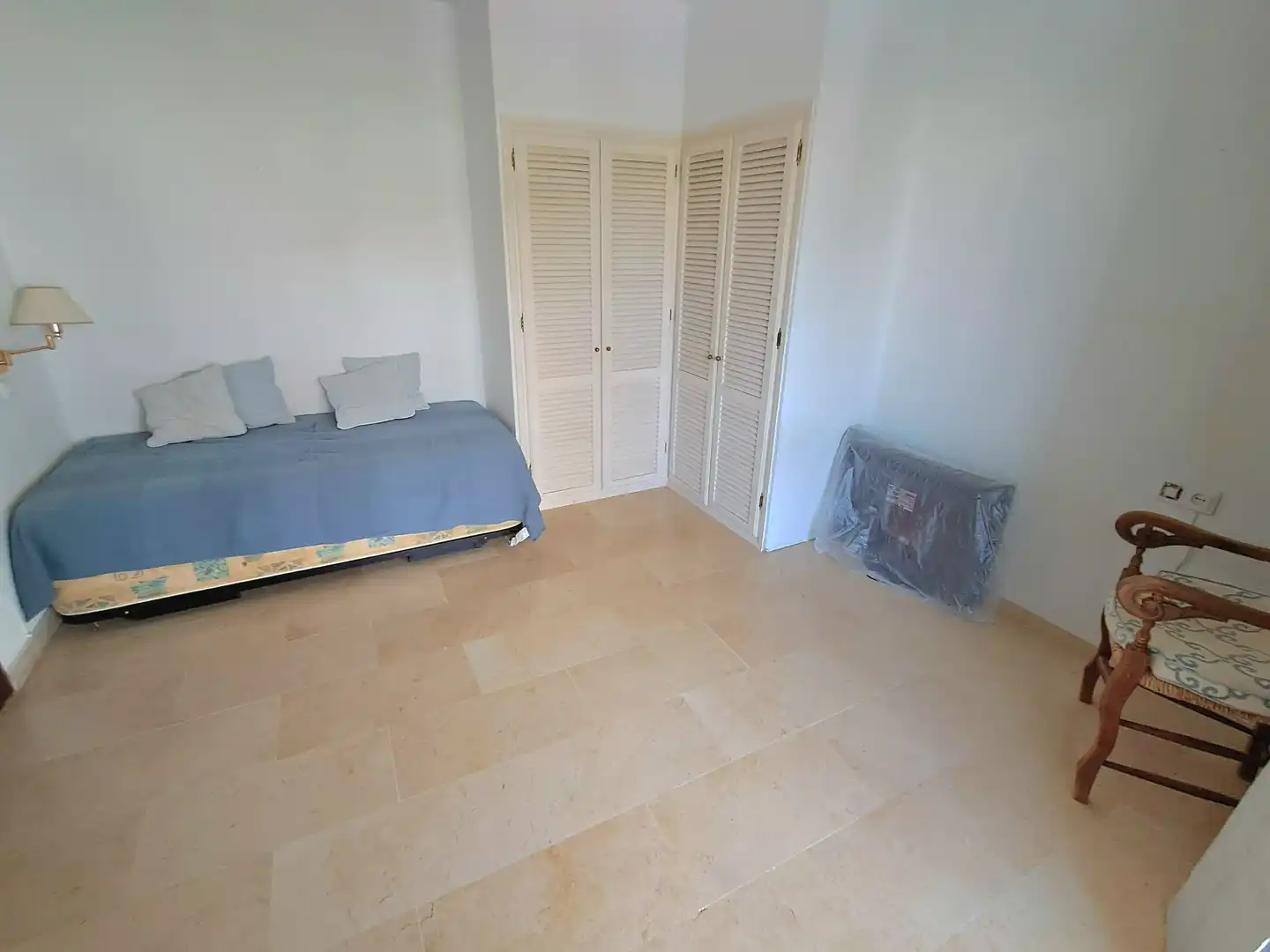 Dormitori de Apartament en venda en Benalmádena amb Terrassa i Piscina comunitària