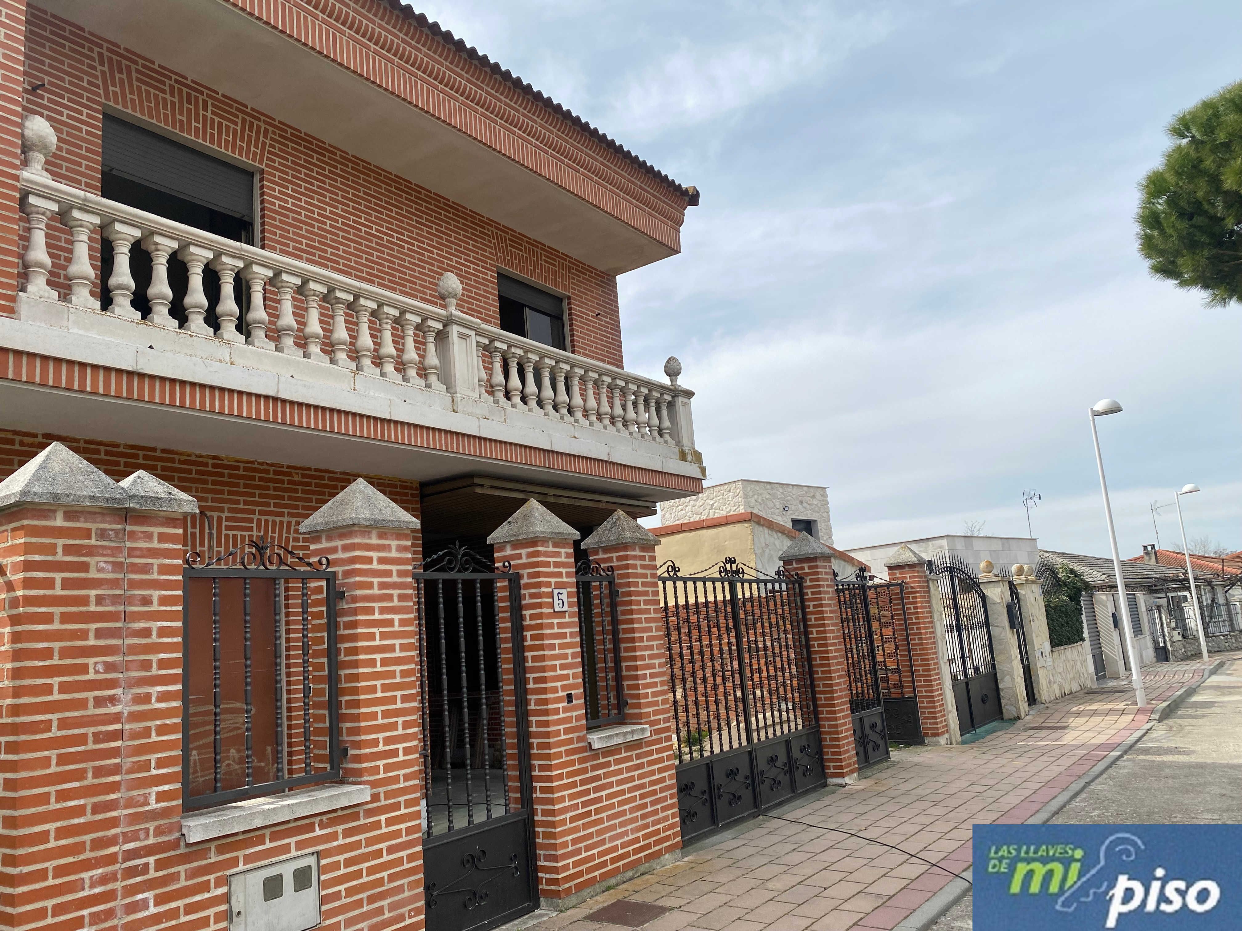 Exterior view of House or chalet for sale in Aldeamayor de San Martín  with Private garden, Terrace and Storage room