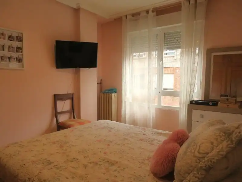 Habitación de Apartamento en venta en León Capital  con Calefacción, Jardín privado y Terraza