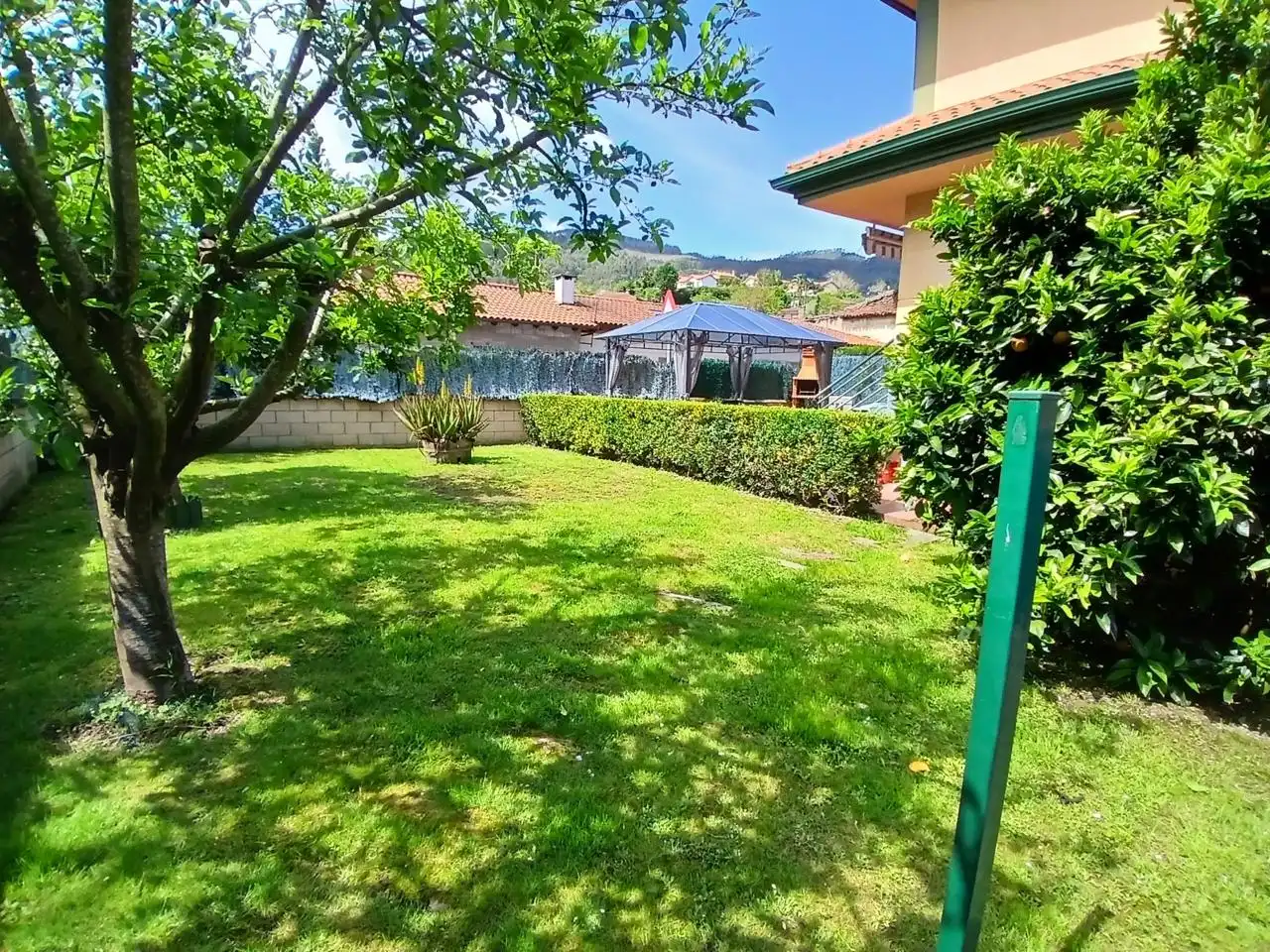 Garten von Einfamilien-Reihenhaus zum Verkauf in Castro-Urdiales mit Heizung, Privatgarten und Terrasse