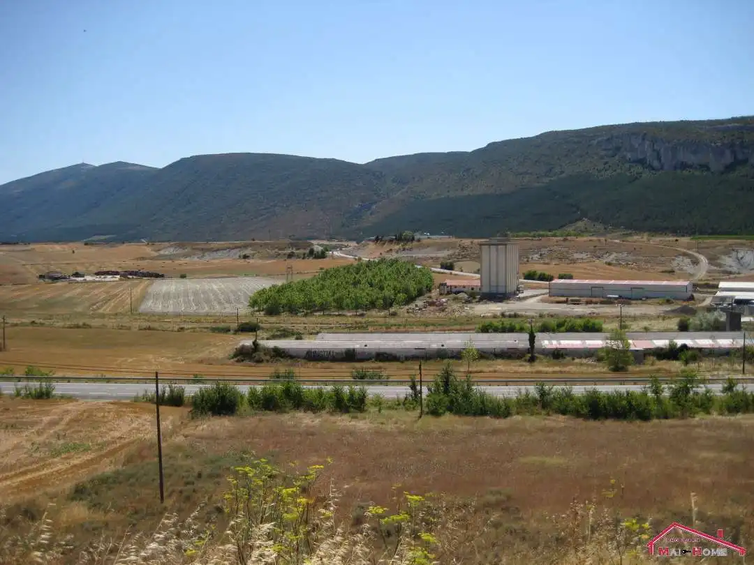 Außenansicht von Fabrikhallen zum Verkauf in Lumbier