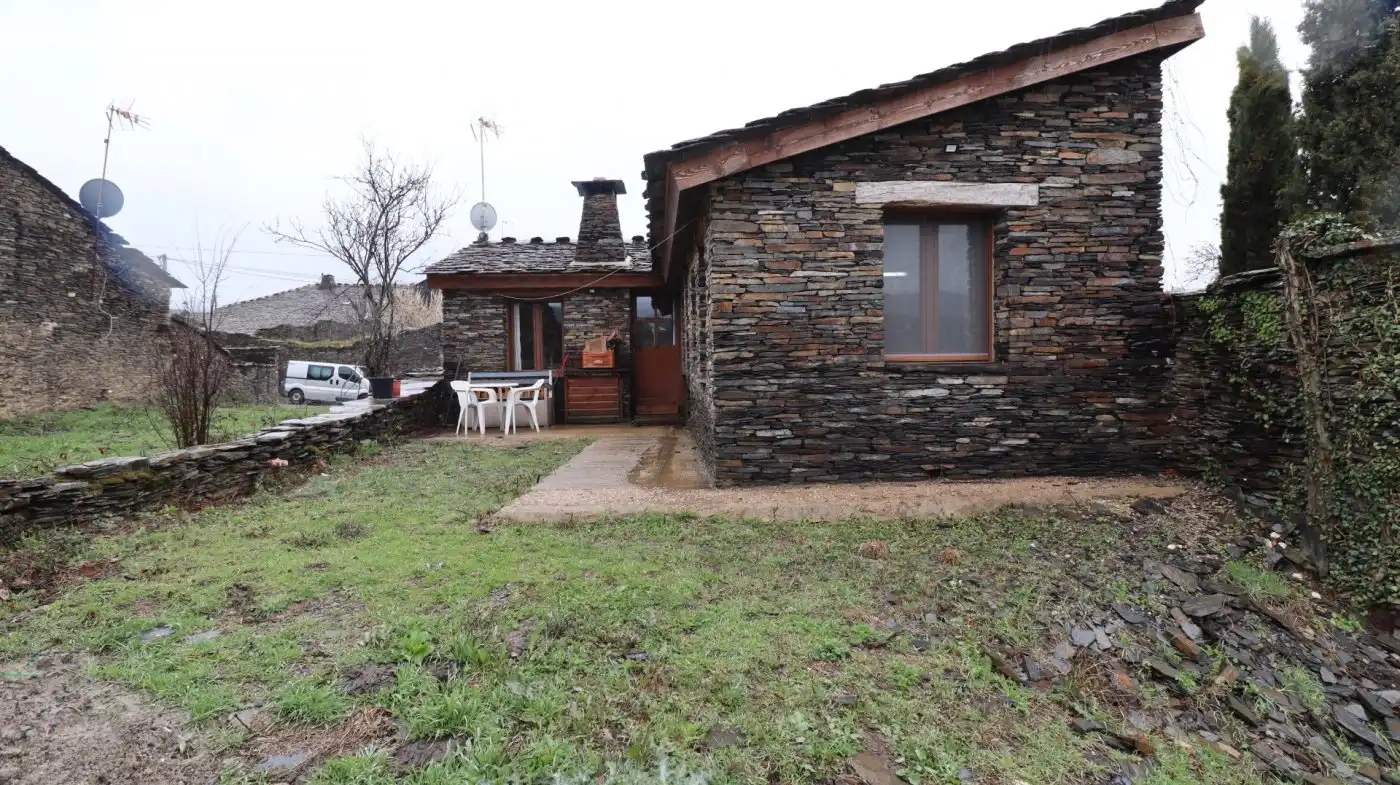 Vista exterior de Casa o xalet en venda en Majaelrayo amb Calefacció, Jardí privat i Terrassa