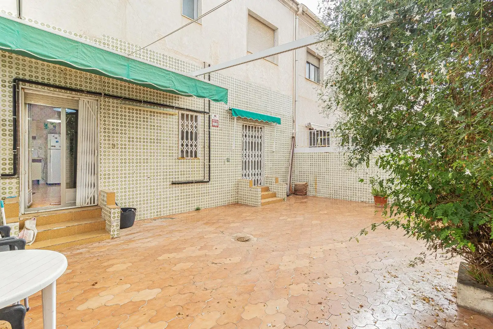 Außenansicht von Einfamilien-Reihenhaus zum Verkauf in Cartagena mit Privatgarten, Abstellraum und Balkon