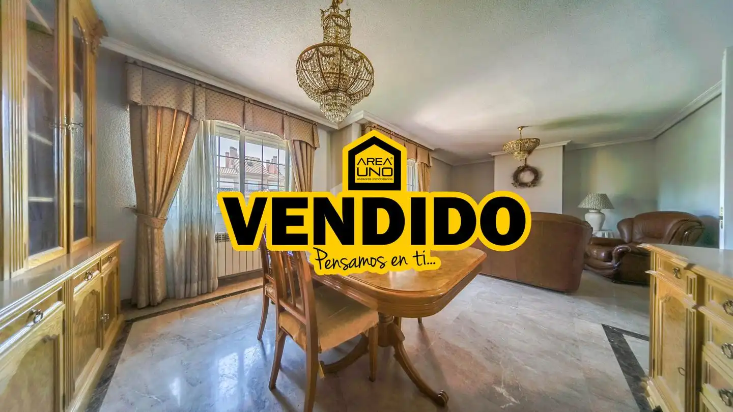Habitación de Casa adosada en venta en Villaviciosa de Odón con Calefacción, Jardín privado y Parquet