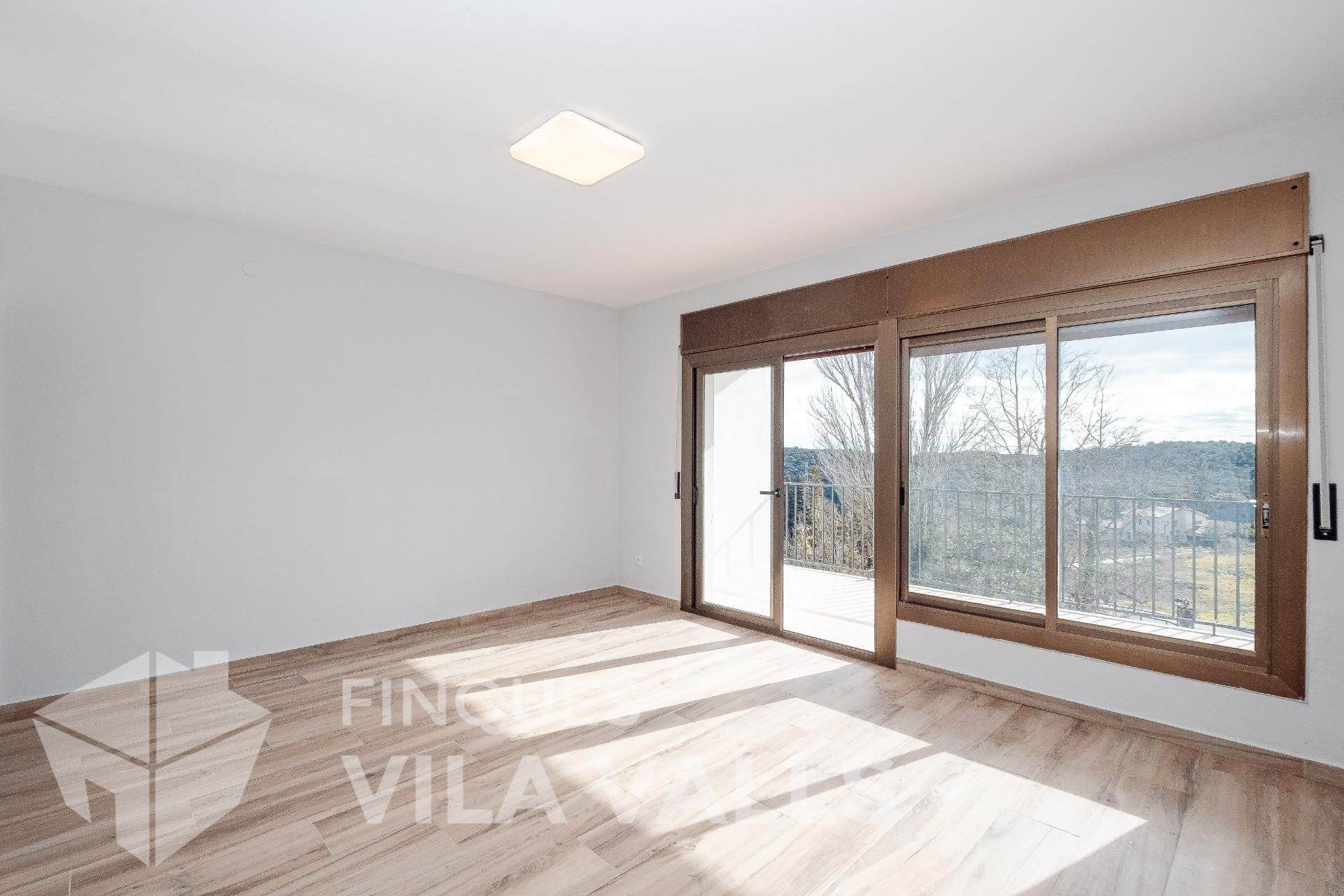 Sala d'estar de Pis en venda en Sant Quirze Safaja amb Aire condicionat, Terrassa i Traster