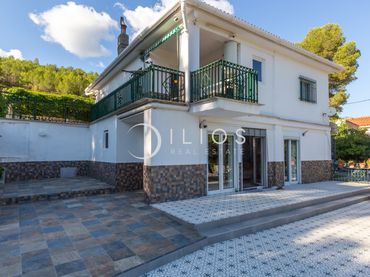 Casa rústica con balcón en venta en Buñol
