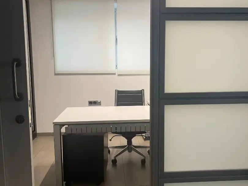 Office space to rent in medico rafael navarro 22, imagen 2