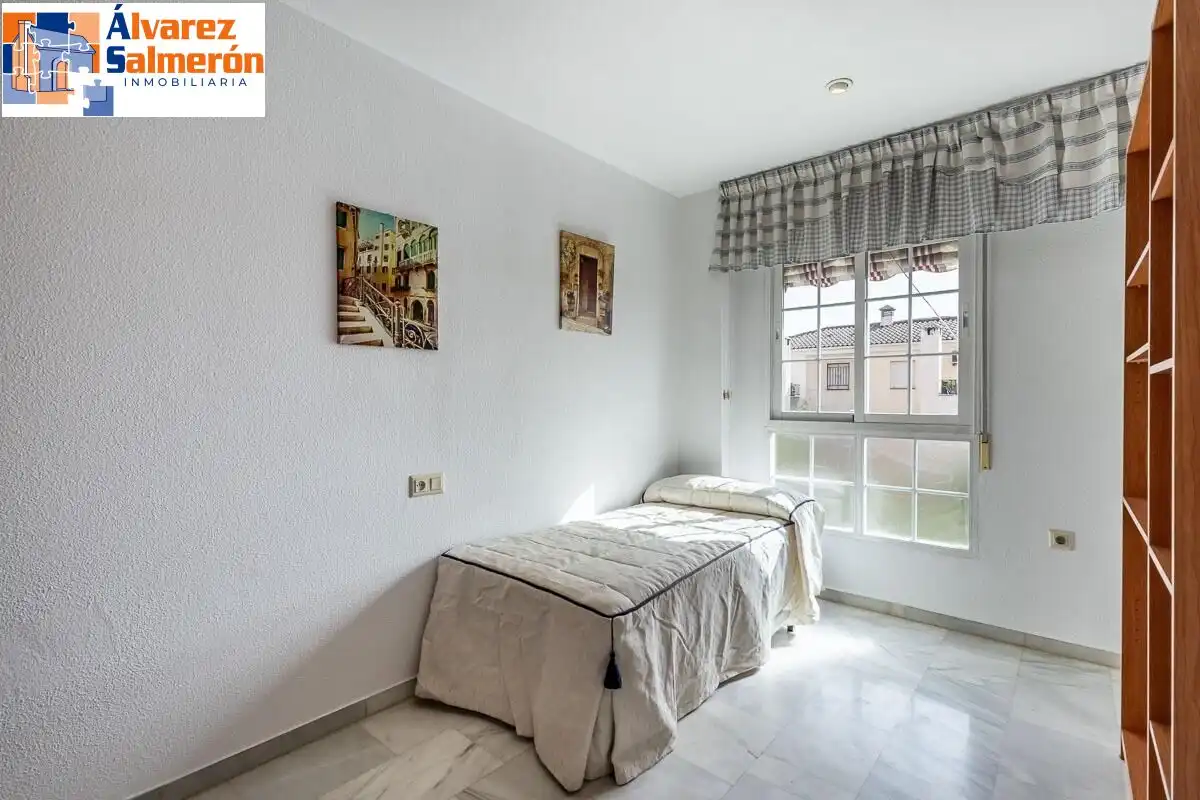 Habitación de Piso en venta en Granada con Balcón