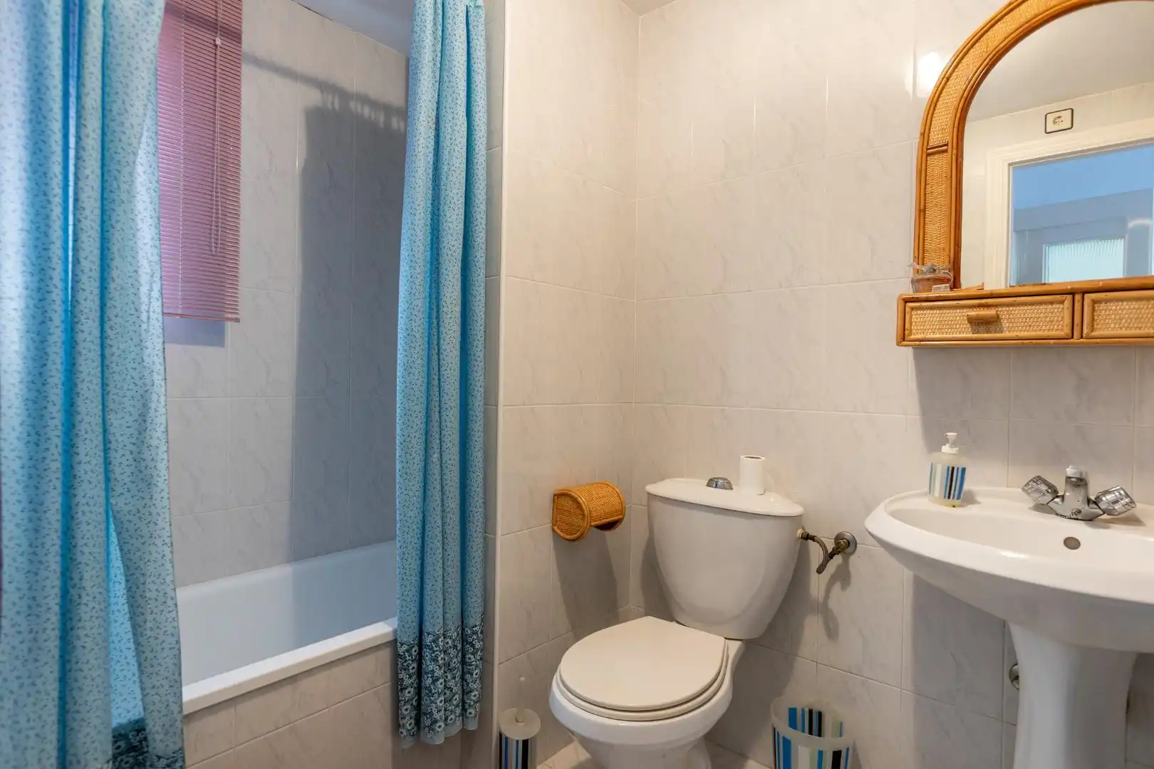 Baño de Ático en venta en Motril con Calefacción, Terraza y Amueblado