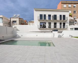 Vista exterior de Àtic en venda en Cornellà de Llobregat amb Aire condicionat, Terrassa i Piscina