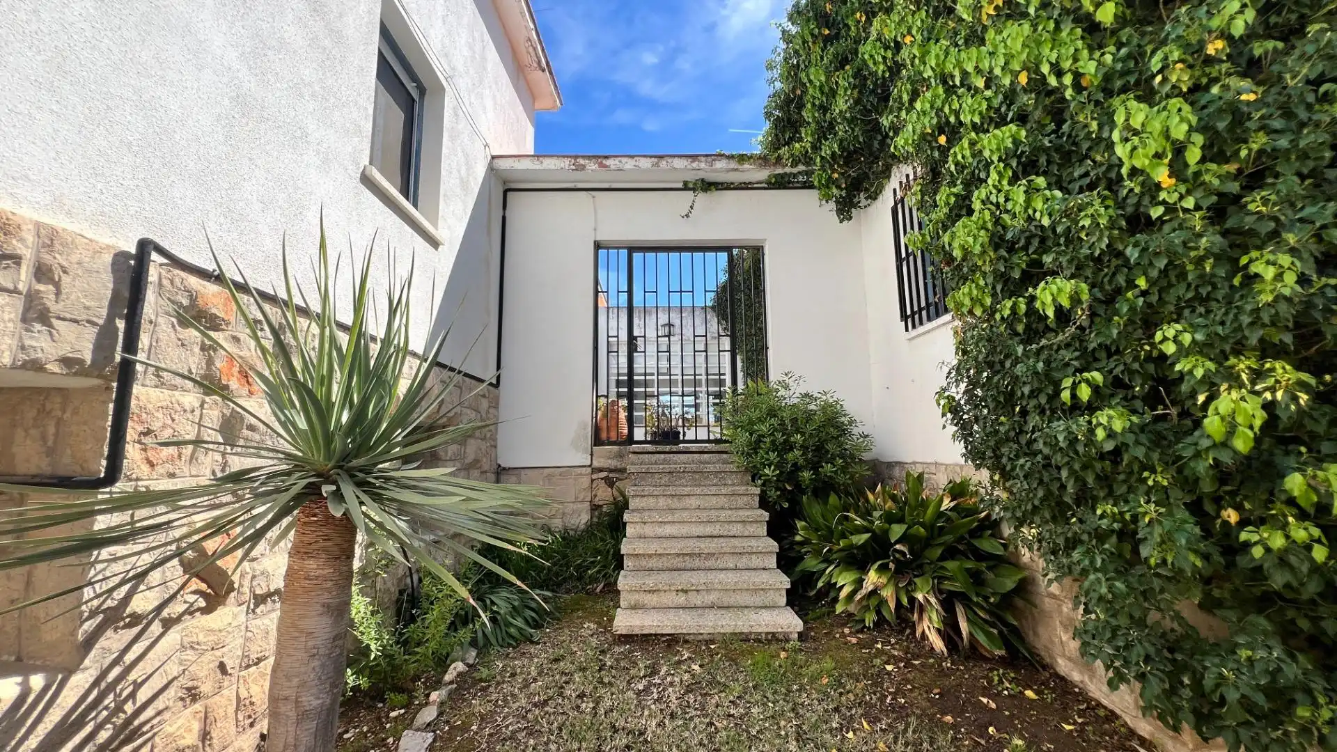 Vista exterior de Casa o xalet en venda en Castellón de la Plana / Castelló de la Plana amb Aire condicionat, Calefacció i Jardí privat