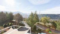 Vista exterior de Casa adosada en venda en  Granada Capital amb Jardí privat, Terrassa i Piscina