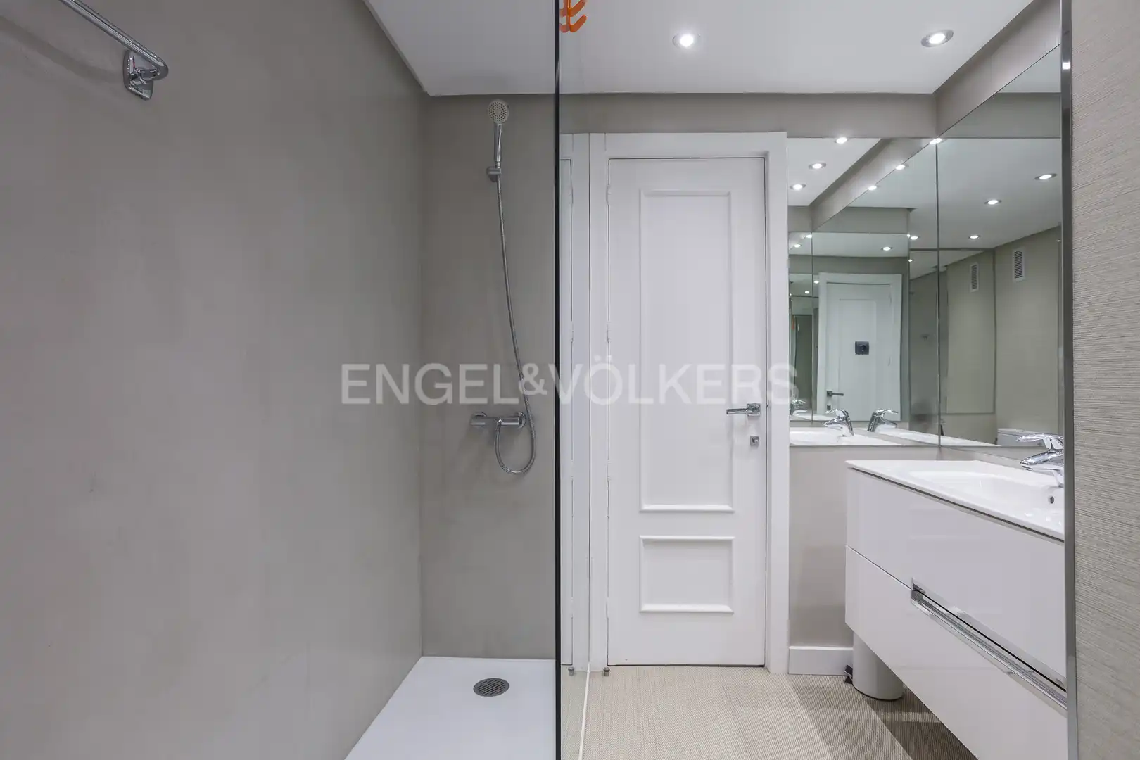 Bathroom of Flat for rent in Madrid  with Air Conditioner, Heating and Parquet flooring